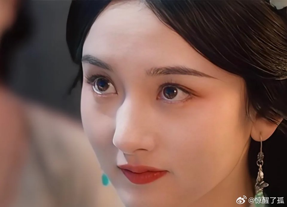 宋祖儿堪称剧抛脸绝缘体，极具辨识度的面容让人过目难忘。从小荧幕到如今的《折腰》，
