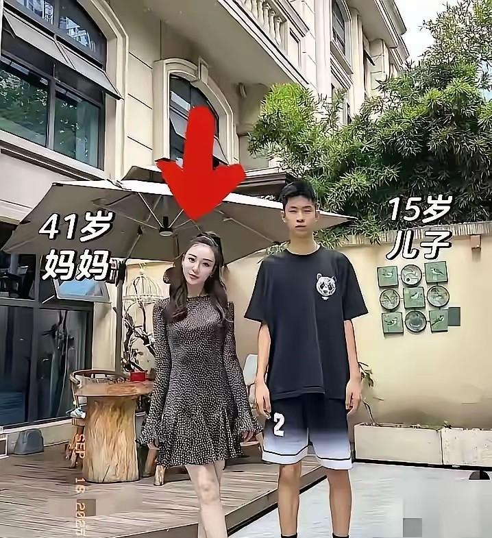 你能看出来这是妈妈和儿子吗？看年龄像妈妈和儿子，但看外貌，就像姐姐跟弟弟一样，这