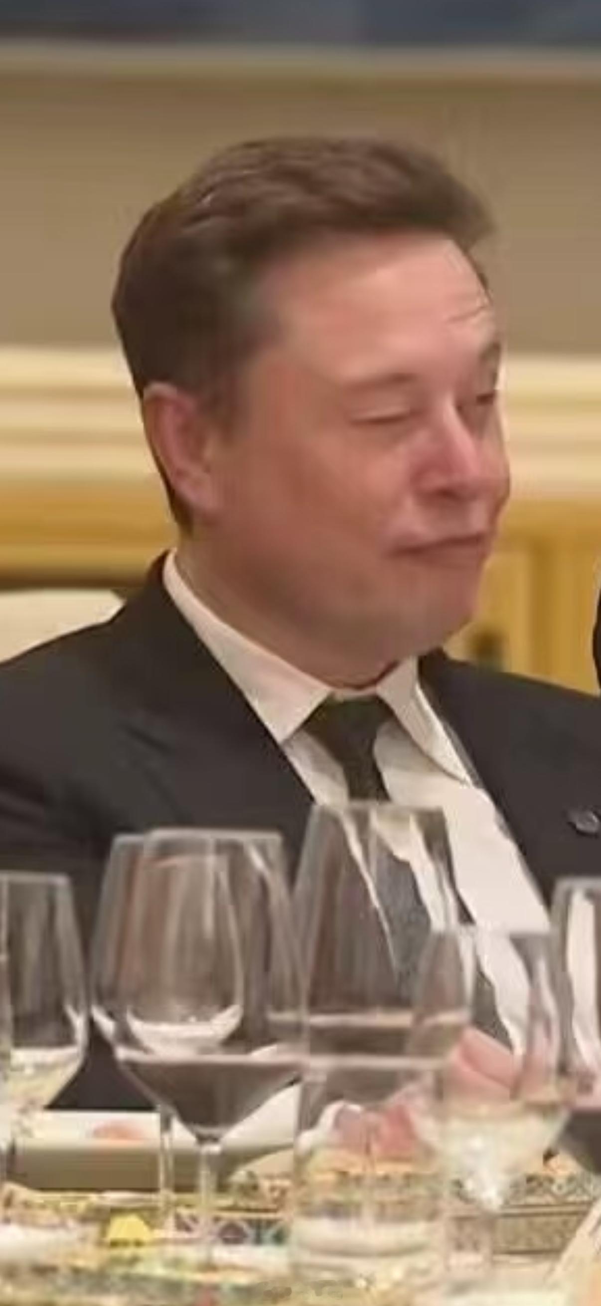 马斯克基本属于微醺了吧？不光聊生意聊爽了，感觉茅台喝爽了哈哈哈哈
