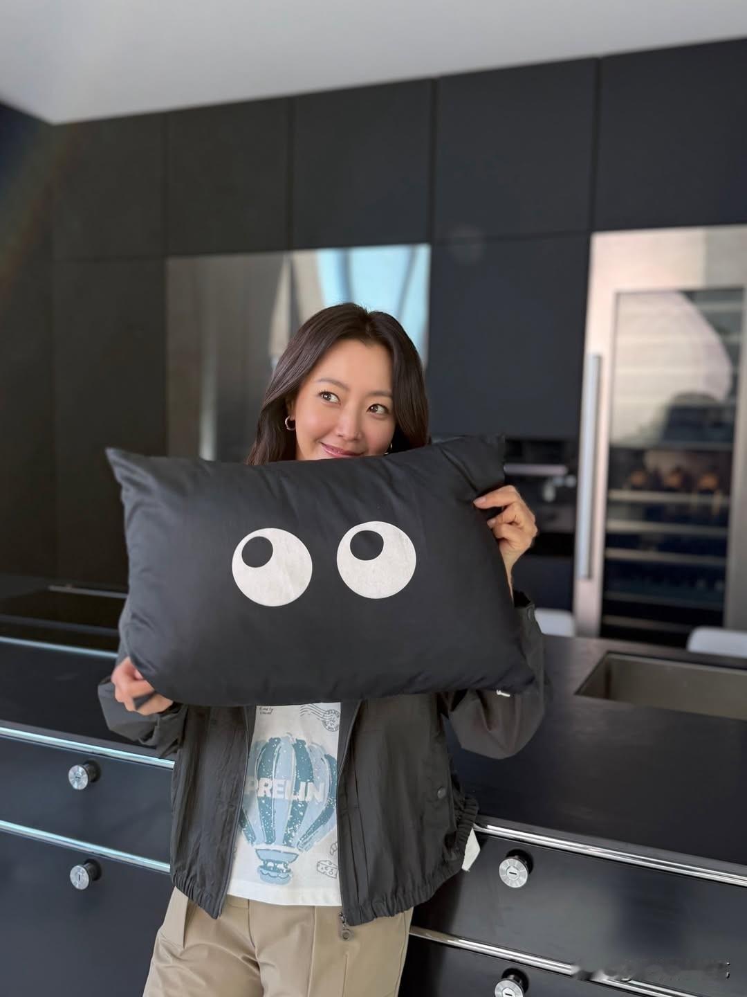 8日，演金喜善在Instagram上传了多张照片，并配文“拍摄时遇到的漂亮抱枕”