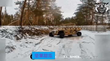 在皮斯库诺夫卡附近的树林中，乌军轮换部队开来一辆越野车，人已进入林中阵地，或者听