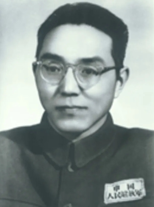 1949年，被判10年的地下党员戴中溶醒来后，惊奇地发现，监狱中空荡荡的，看守们