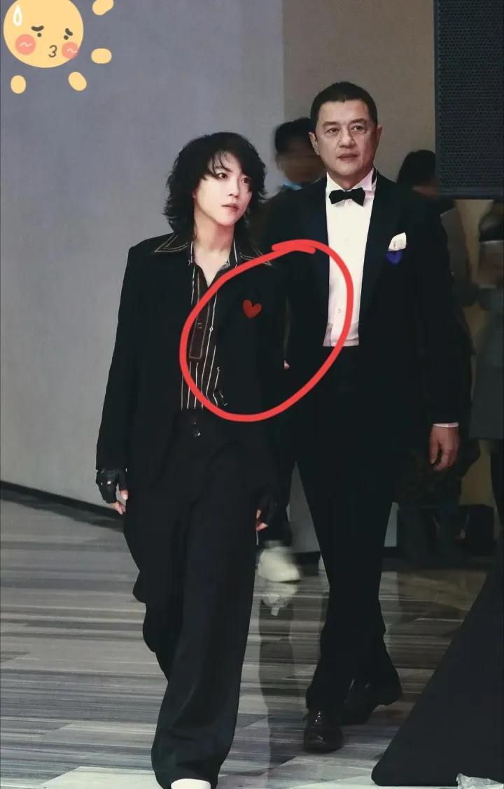 李亚鹏直播间提到女儿李嫣很少主动联系他，三天才回一条微信，而另一女儿窦靖童每周都