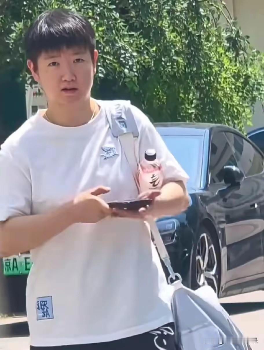 满心惦念，温柔守护！静待孙颖莎满血归来✨无数球迷都格外想念赛场之上挥洒汗水的莎