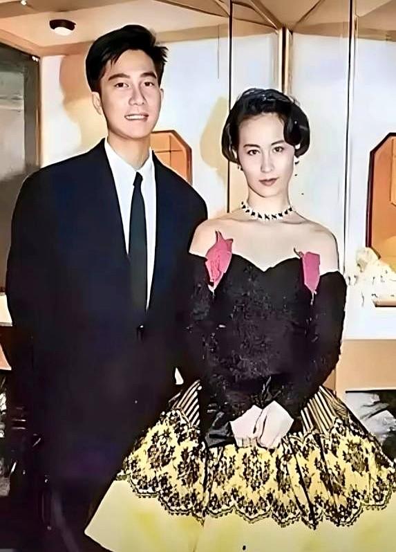 当年何超琼和许晋亨结婚的时候，陈百强也去了，还和何超琼合了影。两人合影里都不