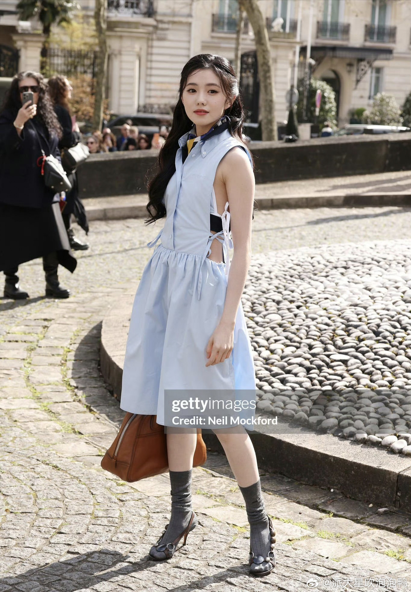 刘浩存穿蓝色裙子参加巴黎时装周，被骂太土了！近日，刘浩存一身蓝色连衣裙亮相巴黎时