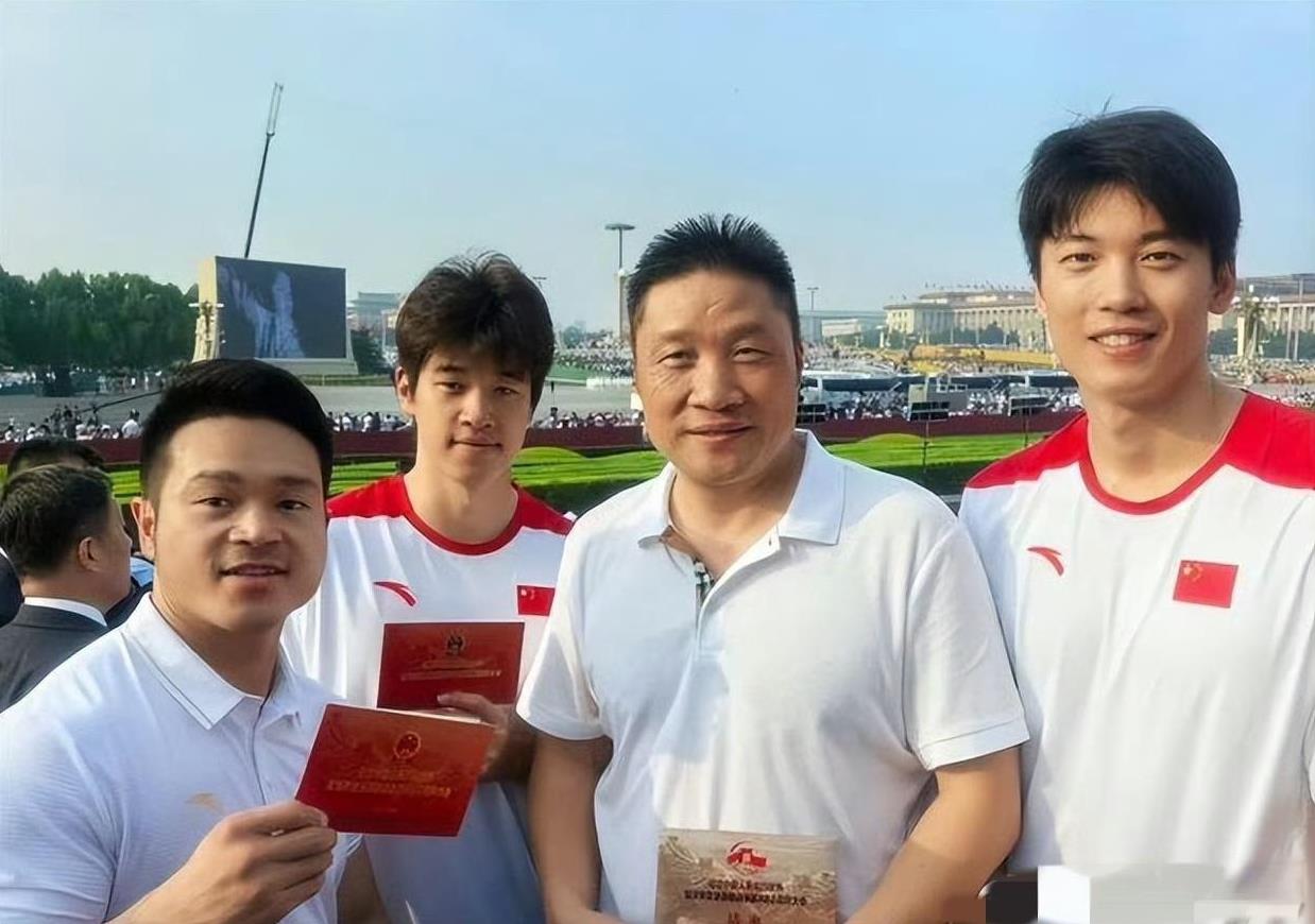 马龙和陈梦这张合照太赞了！今天阅兵现场那可是“冠军云集”啊，好多体育界的大佬都来