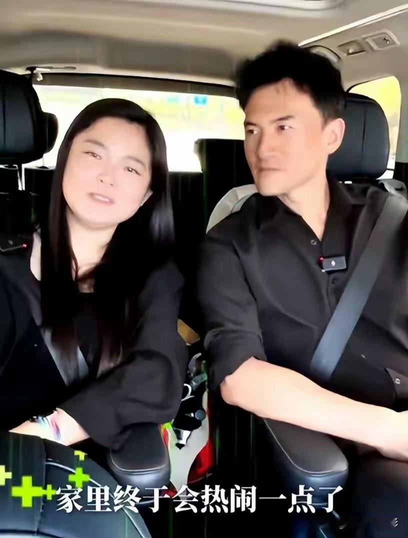 赫子铭时隔多年首度公开晒出二婚妻子，女方圆润圆脸气质温婉柔和，身形丰腴壮实，二人