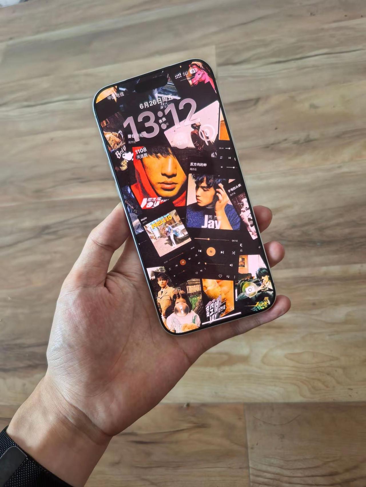 iPhone17ProMax使用体验。【续航】续航的话还行吧中午充一次，晚上充一