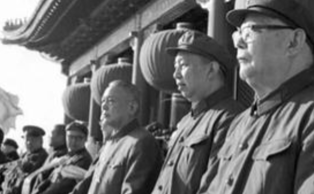 1976年，毛主席去世后，李先念在守灵时起身去洗手间。就在这时，一个人悄悄尾随他