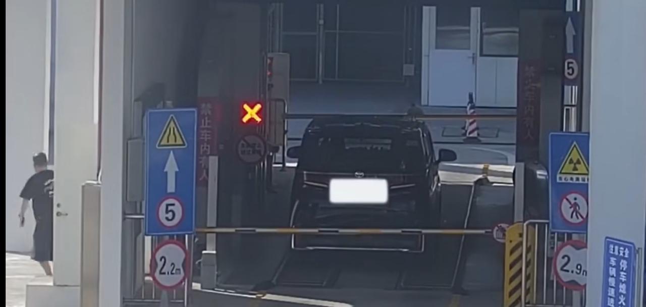 塌房了！珠海横琴口岸，一辆进境的黑色轿车，机检出状况了，车里有夹带，关员在车子扶