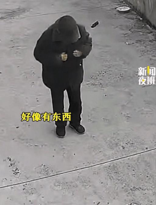 “笑不活了！一老人在家觉得无聊，便打算出门散散步，谁知，刚出门没一会儿就发现衣服
