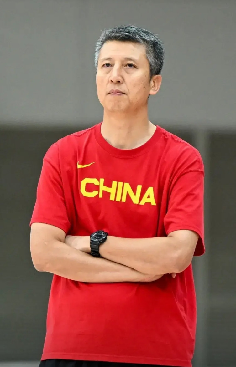 既然国家队教练组征召了人家进国家队，那么就应该多给人家一些上场时间和机会。胡明轩