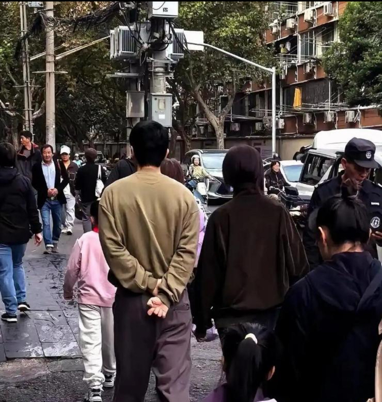 赵丽颖和冯绍峰一起送儿子到学校门口，冯绍峰抱着孩子下车，赵丽颖跟在后面，两人全程