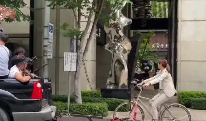 骑个自行车都得这样拍，国产剧简直没谁了。​​​