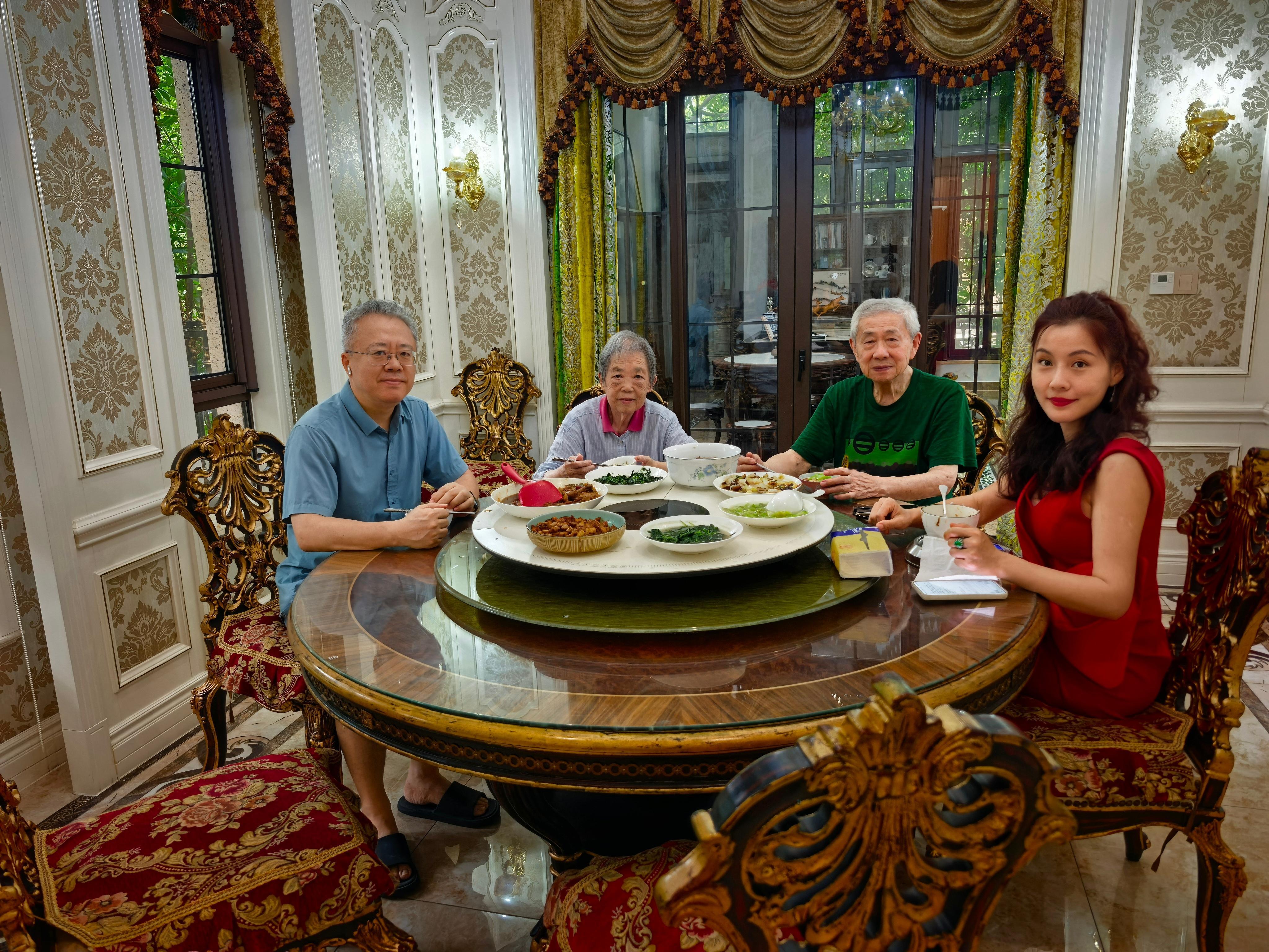 昨天下午从吴园接老父母回家吃个晚饭，孩子们抢完饭菜作鸟兽散，连拍个合影都不肯，图