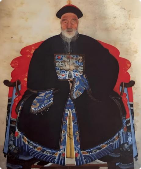 乾隆嫌考生太丑，当场出上联羞辱：“独眼不能登金榜。”满朝大臣捂嘴偷笑，考生不慌不