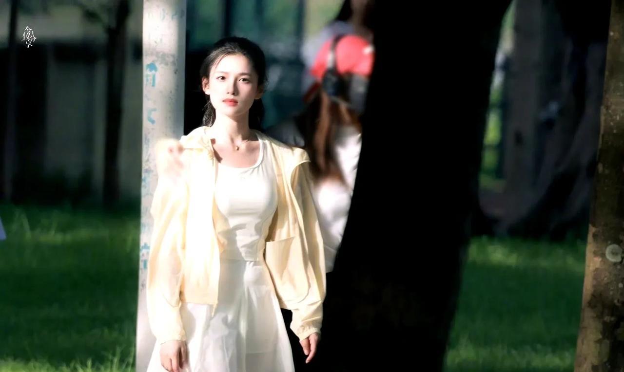 张婧仪这个造型完全就是校园文里走出来的初恋校花本人啊！高马尾一扎瞬间青春感拉满