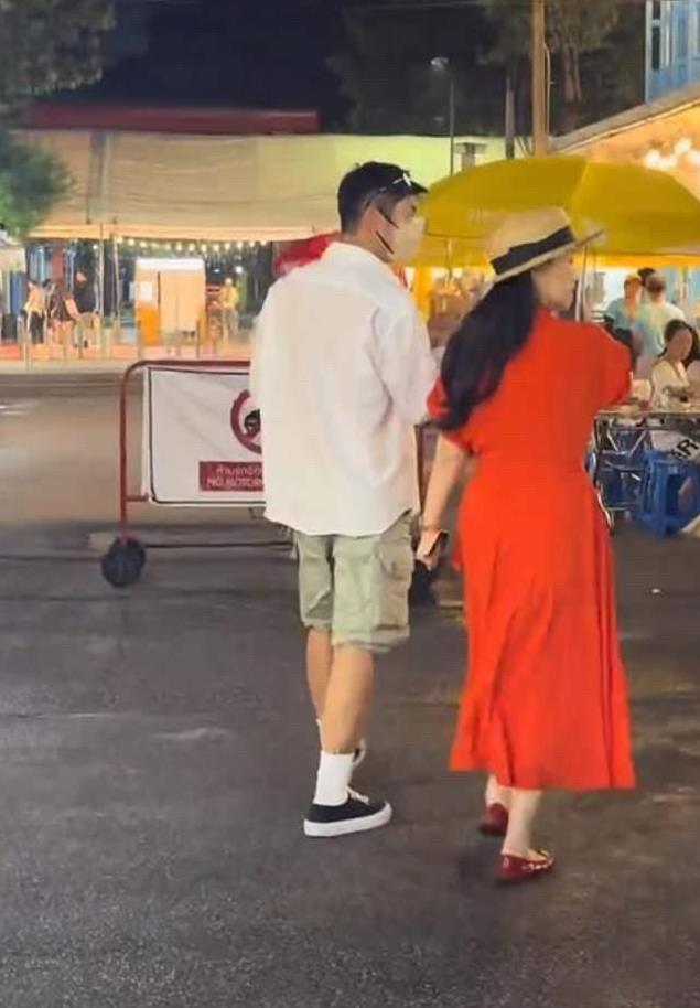 杜江夫妇泰国度假，坐三轮车出行，霍思燕体态匀称看着软玉温香。9月22日，有网友分