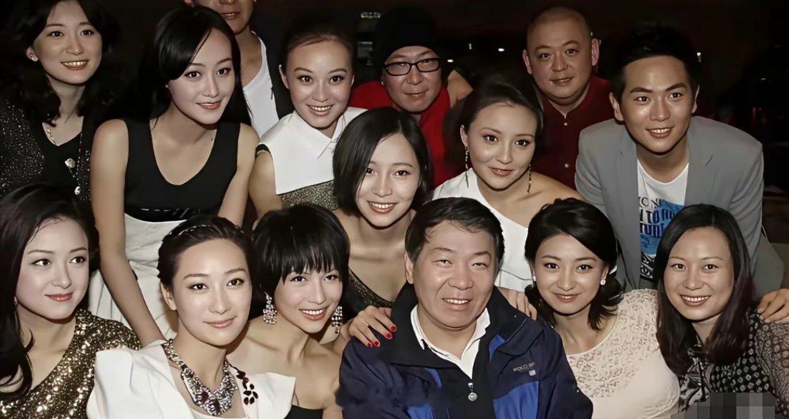 甄嬛传剧组合照，那时候都不化妆的，这蔡少芬我都认不出来了。