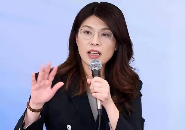 4月10，郑丽文被记者问到关于“和平统一”的话题。郑丽文说，冰冻三尺非一日之