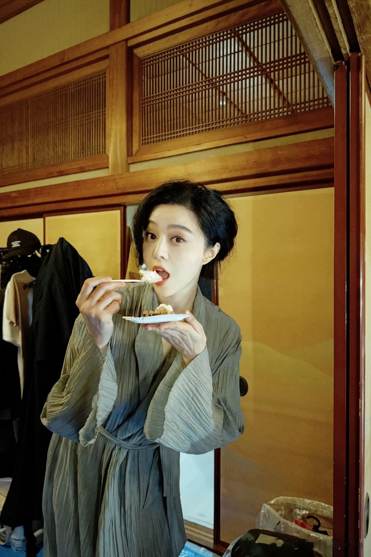 冰冰这颜值确实能打！这么多年过去，每次出现还是让人眼前一亮，骨相皮相都太优越了