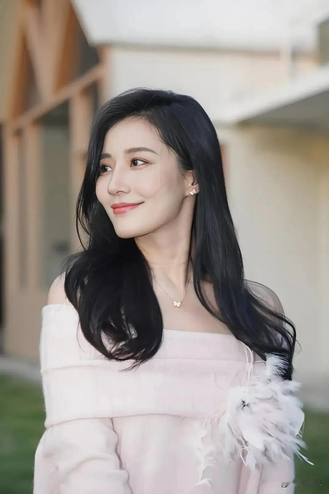 早晨，在洛宁西子湖畔，看远山缭绕云雾，山亘古，云常新；看千年银杏依然枝繁叶茂，不