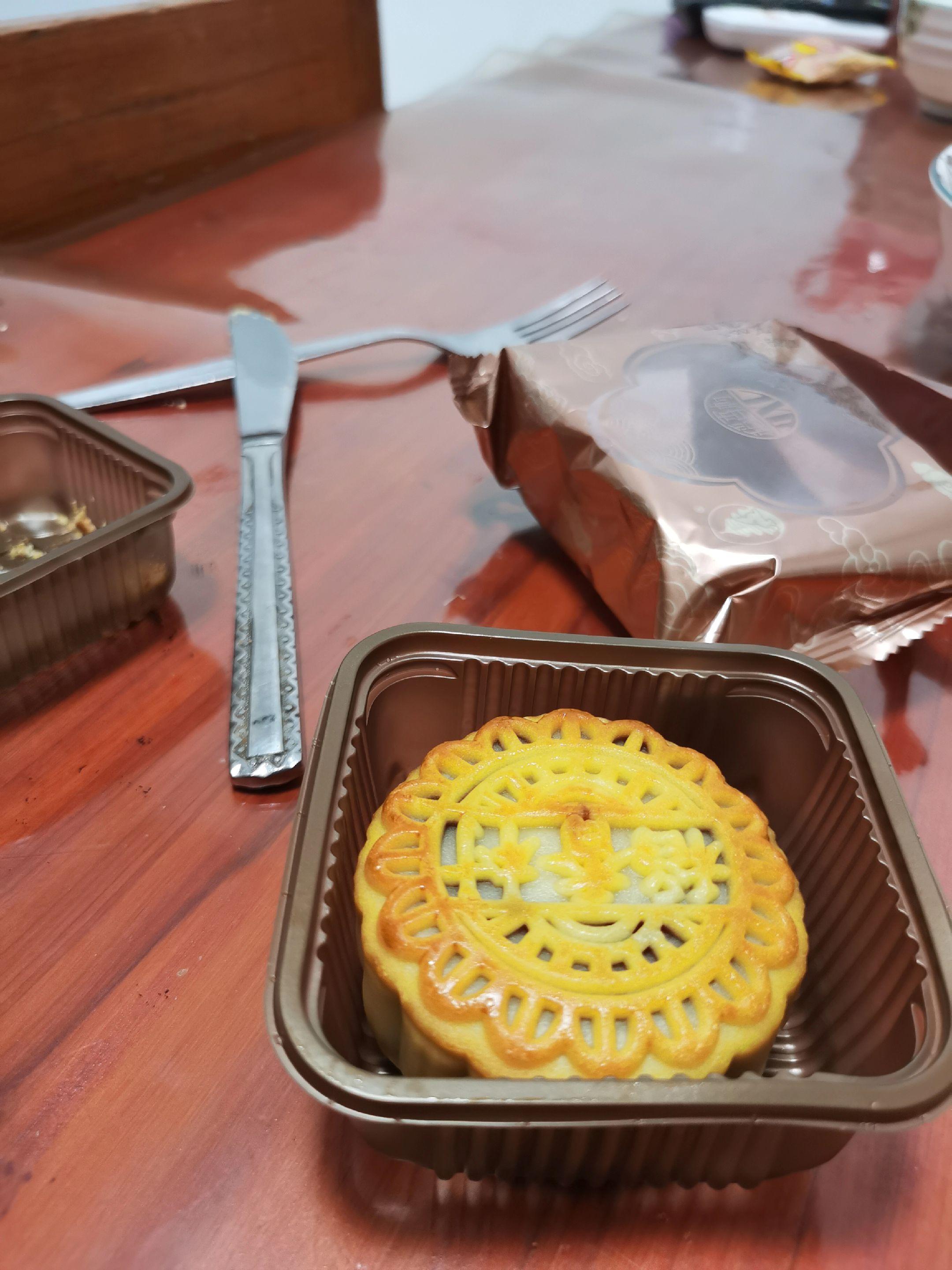 明白为什么每盒月饼都要配一副刀叉吗？！因为吃不完，以前到了中秋节，一个...