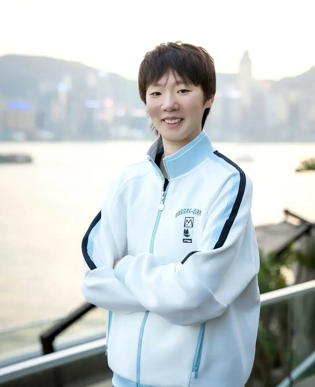 主持人问王曼昱:“乒乓球界里，你最喜欢哪个运动员？”王曼昱说:“我比较欣赏张继科