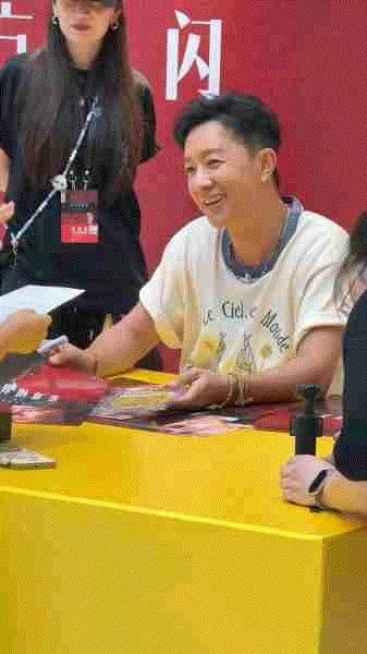 韩庚终于学会了饭撒谁能想到舞台上气场全开的他，转身就对着粉丝的比心乖乖回应？广