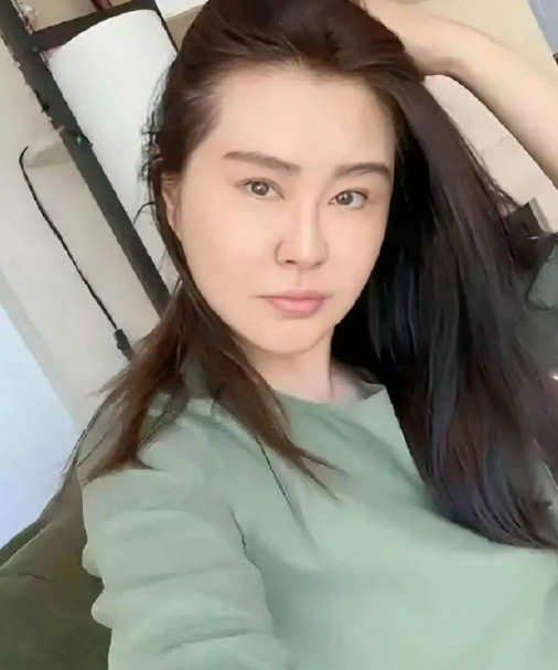 王祖贤老了，关之琳老了，陈红也老了，唯有54岁的她看起来像30岁。