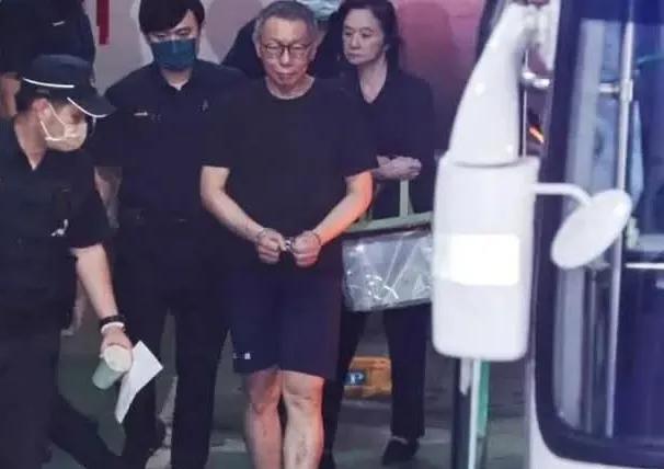 柯文哲在出庭时突然喊话赖清德“:我绝对不会投降！我绝对不会屈服！”回到11年前，