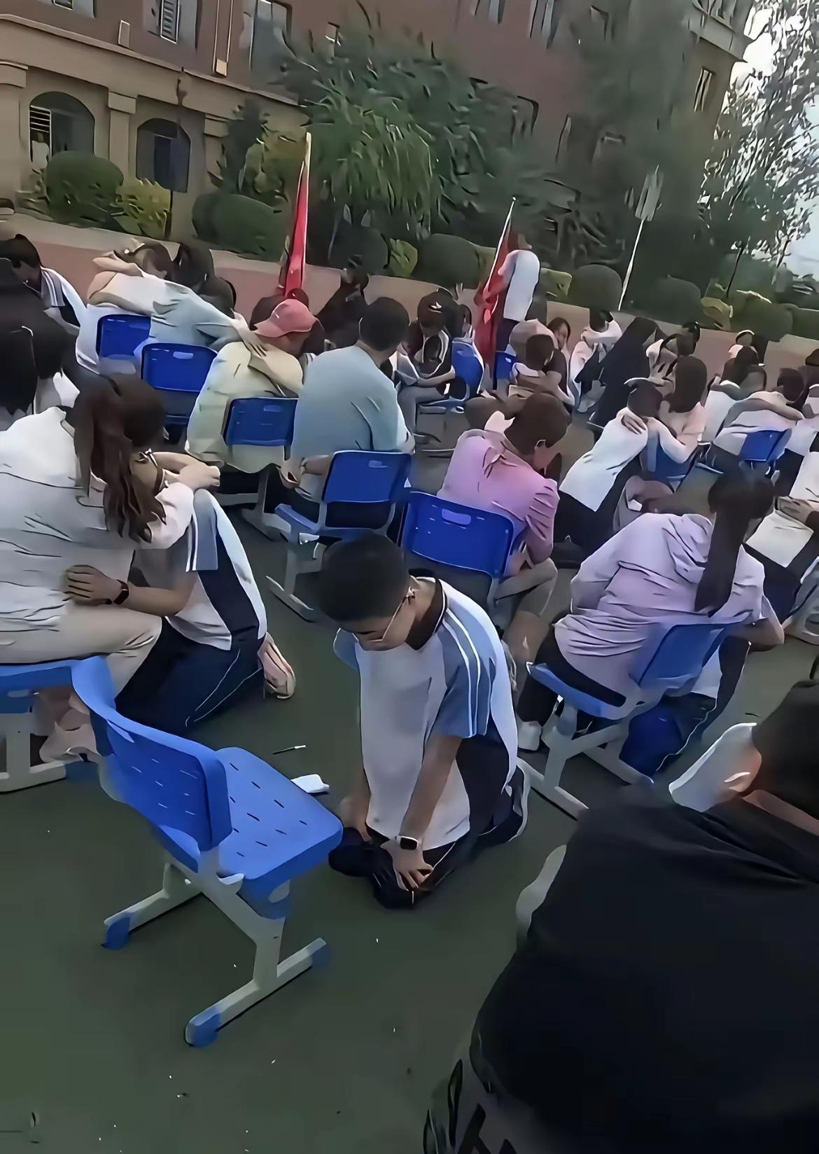 校园感恩会变催泪带货现场，真的该管管了。学校组织感恩教育本是好事，可现在不