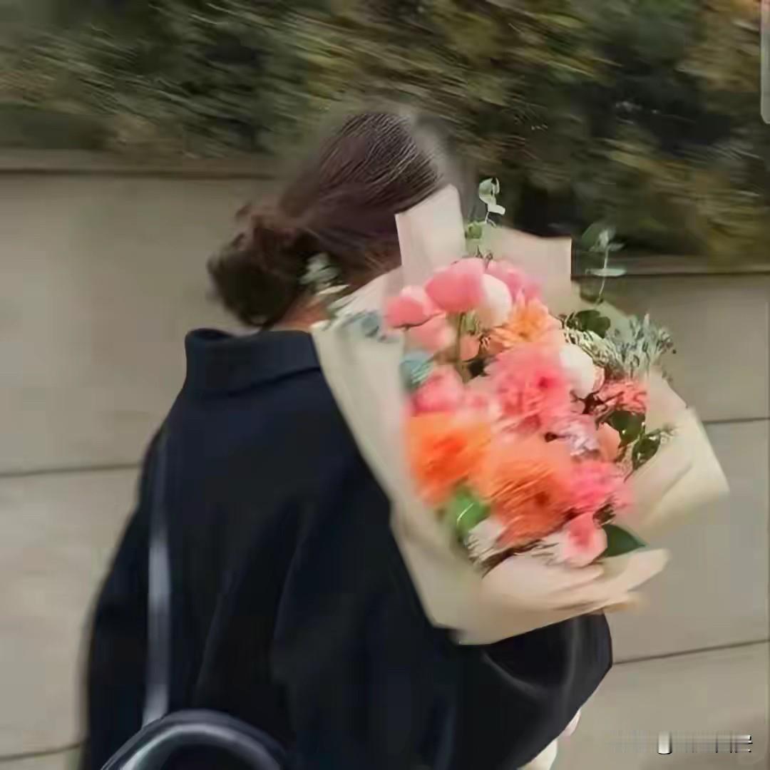 好女人的特征，有哪些？一：身高，体形，体重，看着舒服。二：很善良，
