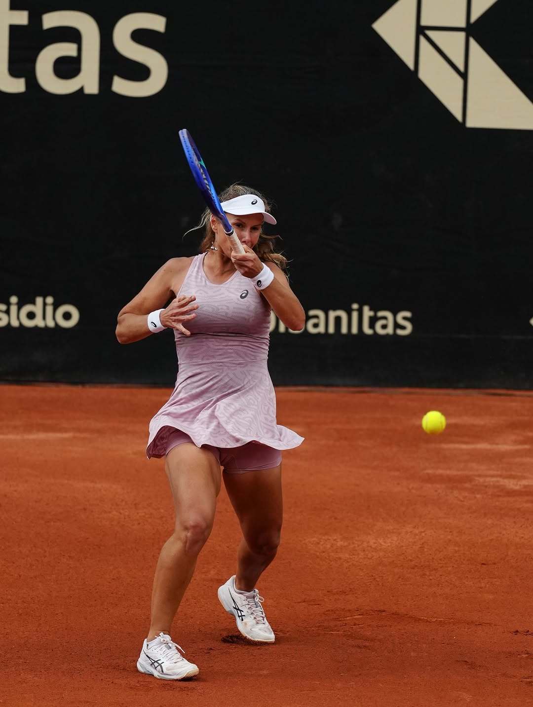 WTA250波哥大站第四日完整赛果👇布兹科娃6-4范德温克尔（退赛）