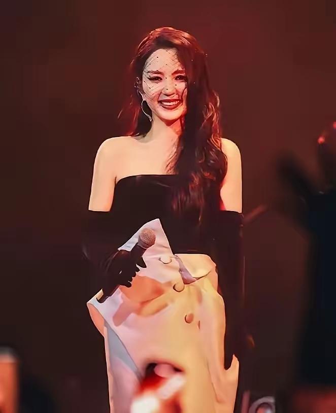 我的妈呀，差点没认出来，瘦下来变化也太大了，美了八个度，你认出她是谁了吗？