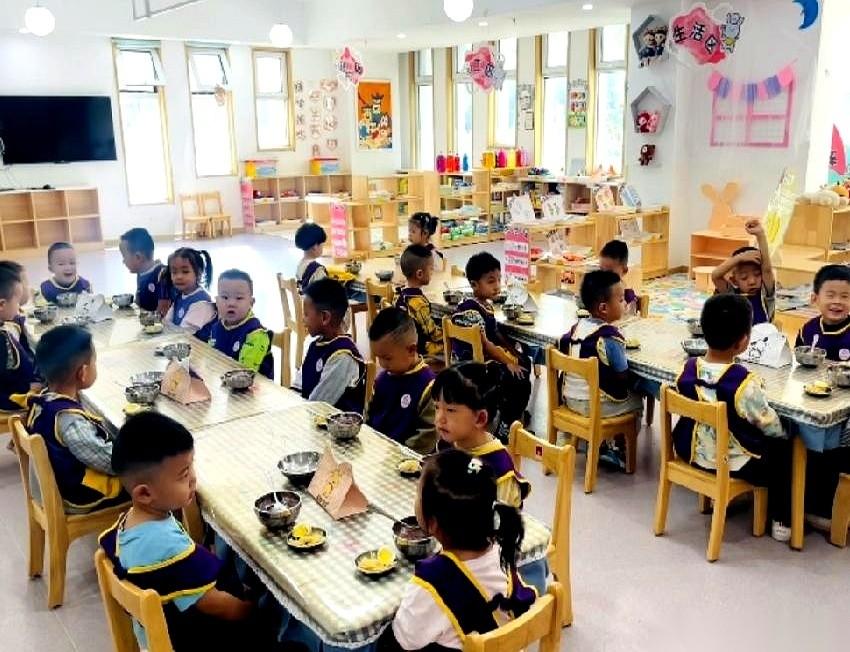 我掏了8000块的保教费，一天再加20块的伙食费，就盼着孩子在幼儿园能吃口热乎的