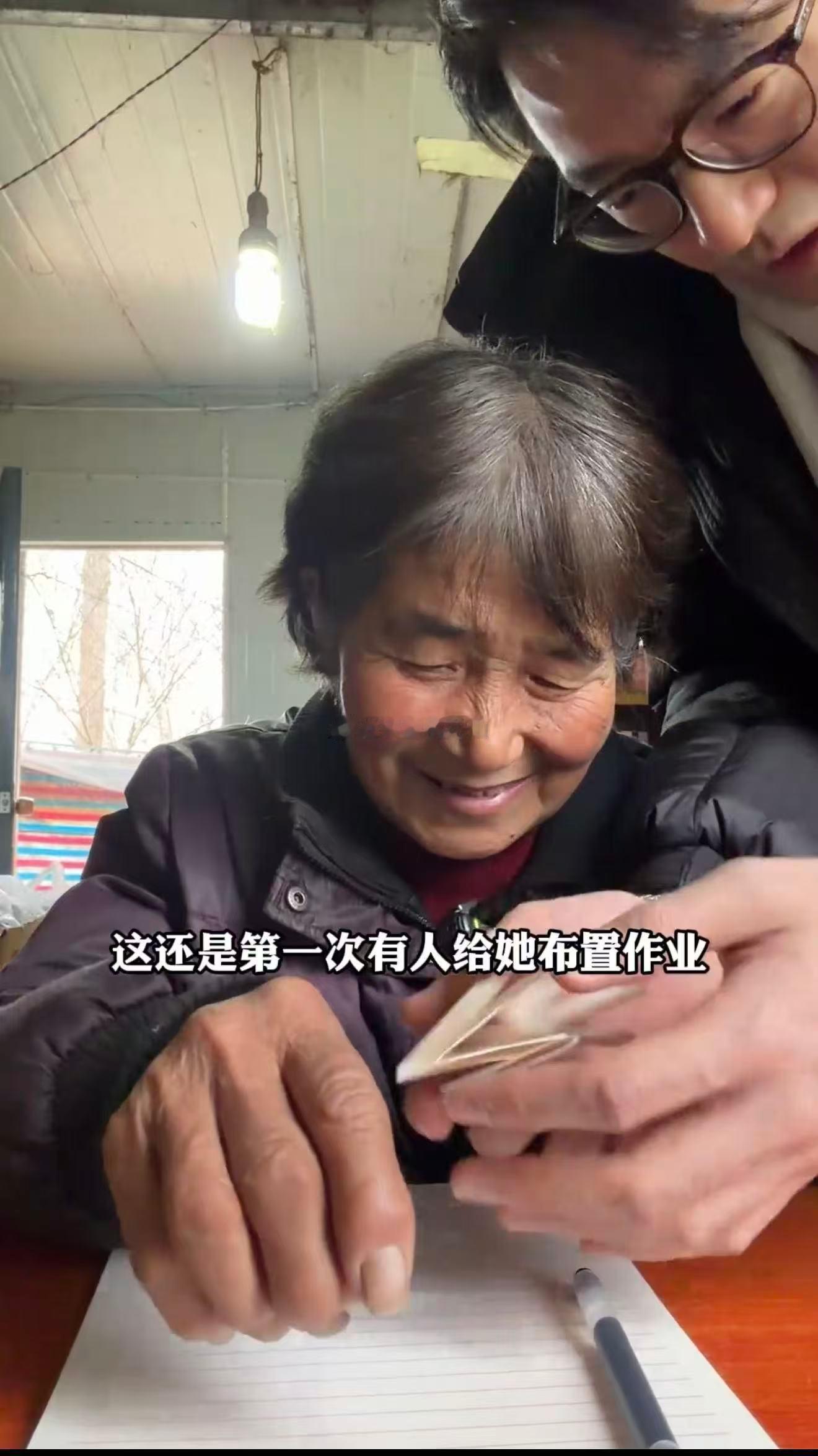 82岁退休语文老师的人生遗嘱82岁的通透与坚守！章奶奶把温柔给了毛孩子，高考作文