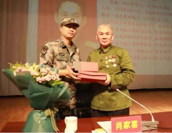 1979年的一天夜里，中越边境的玉米地先是沙沙作响，忽然又没了动静，我军战士立刻