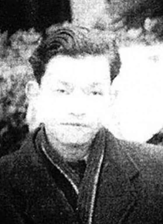 1949年，重庆解放后，特务头子李修凯在大街上遇到了一个地下党员，地下党员大喊：