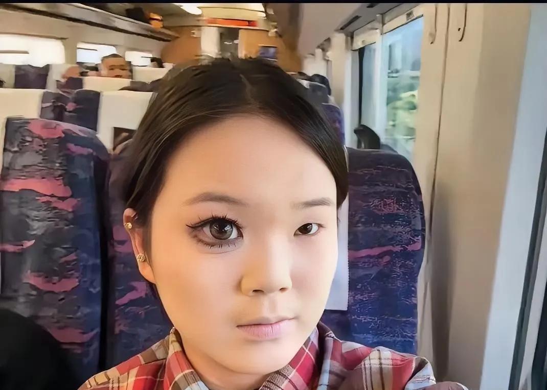 化了个妆，怎么像换个脸一样？这不对头呀，再怎么化妆也不能把眼变大吧！化妆不化妆区