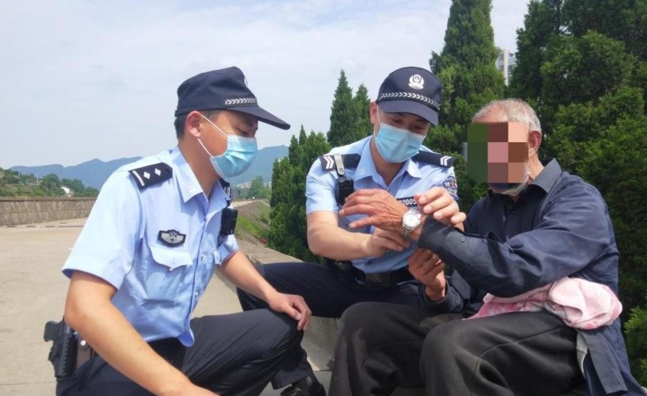 2019年春，在榆林市某村的后山，警察喊来1位80多岁的老大爷，问：“这坟里埋的