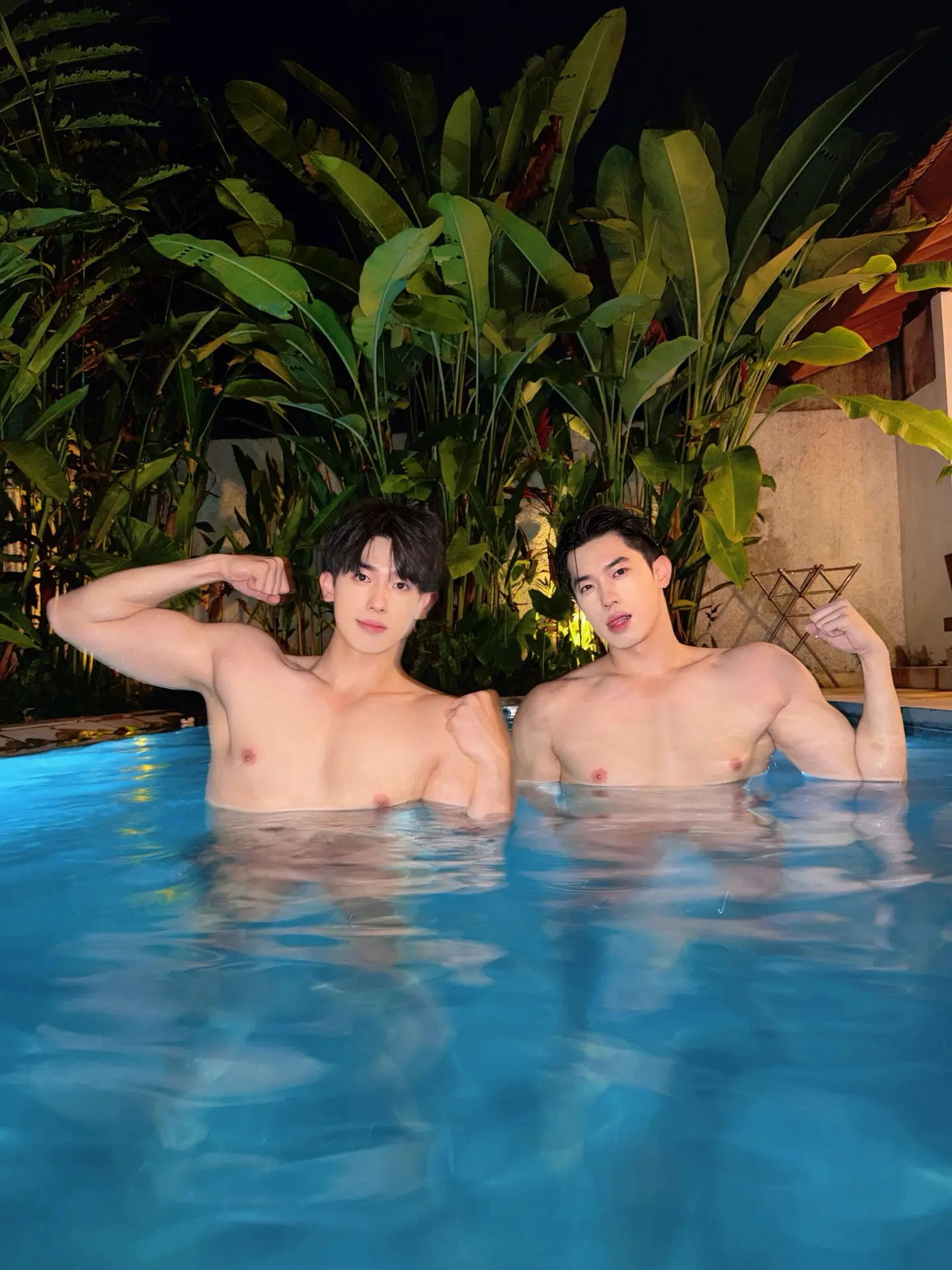 和弟弟的巴厘岛泳池之夜💦 和弟弟比1️。