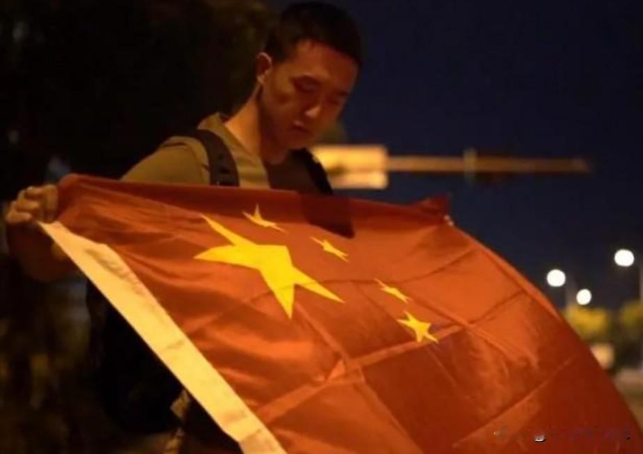 2020年，一约旦司机掏出了刀子，示意中国游客掏5000元打车费，小伙摸了摸口袋