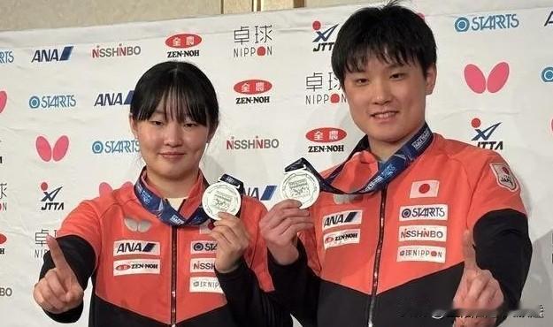张本智和，张本美和这两人做出的这个手势，什么意思呢？明明在百年伦敦世乒赛中