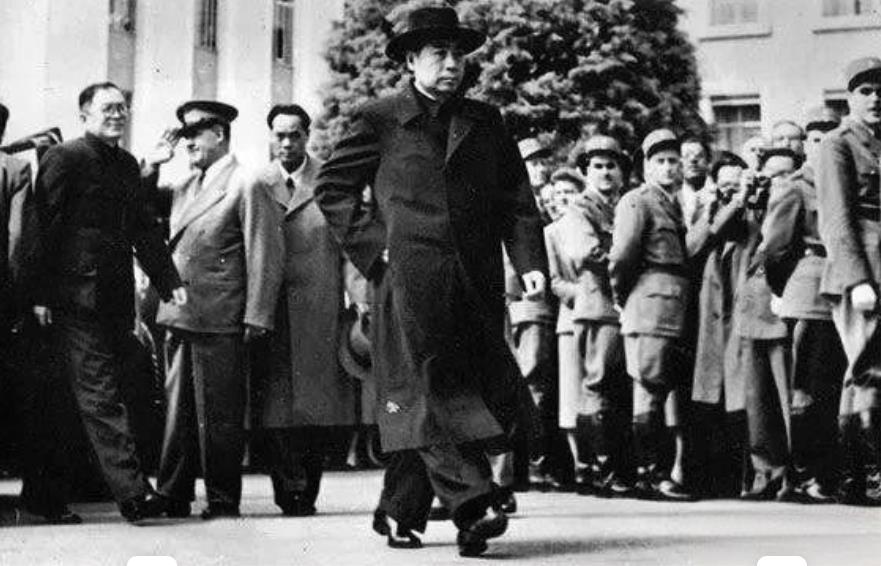1954年，周恩来顶着巨大的国际压力，飞赴日内瓦谈判。在这项会议中，他舌战群