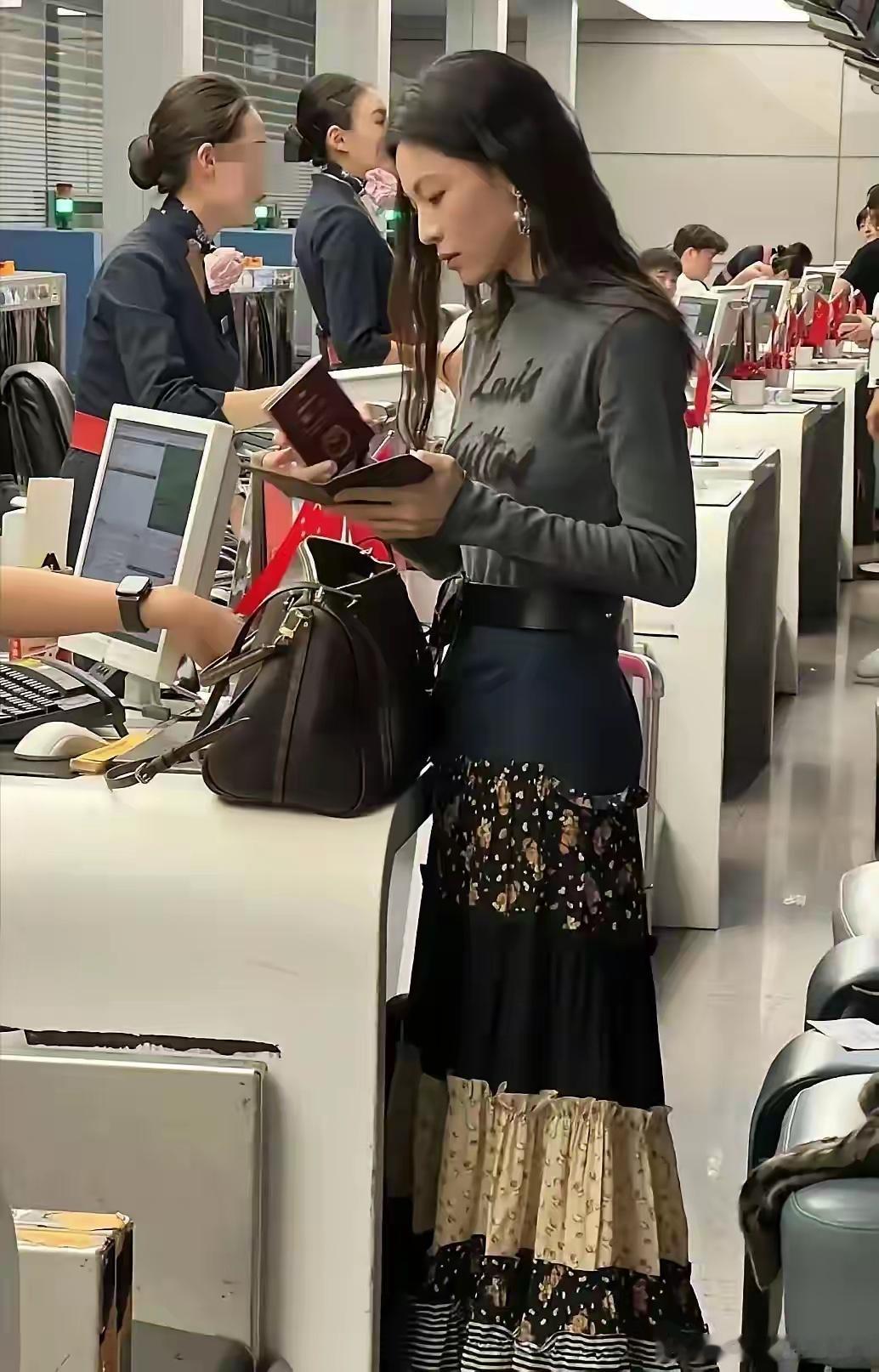 终于知道为什么大帅哥李现会和她谈恋爱了。真的是太漂亮，太美了，这身材太好了吧，有