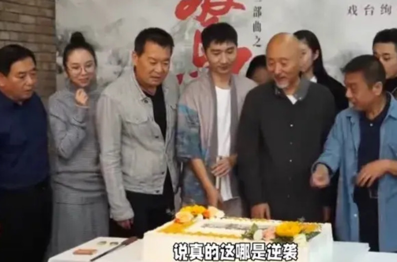 陈佩斯的《戏台》赢了，逆流而上。这要感谢姜文的《你行，你上》。本来对姜文期待满