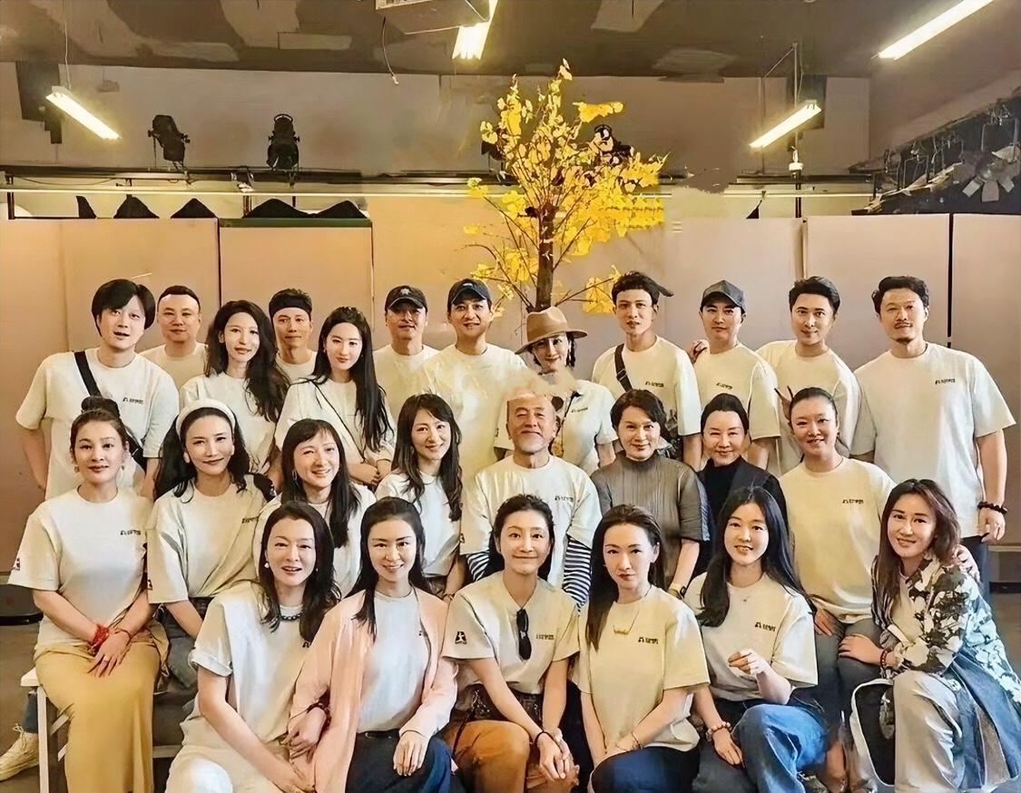 谁懂！刘亦菲同学聚会合照反差感绝了和大学同窗同框，感觉完全不在一个状态图层岁月
