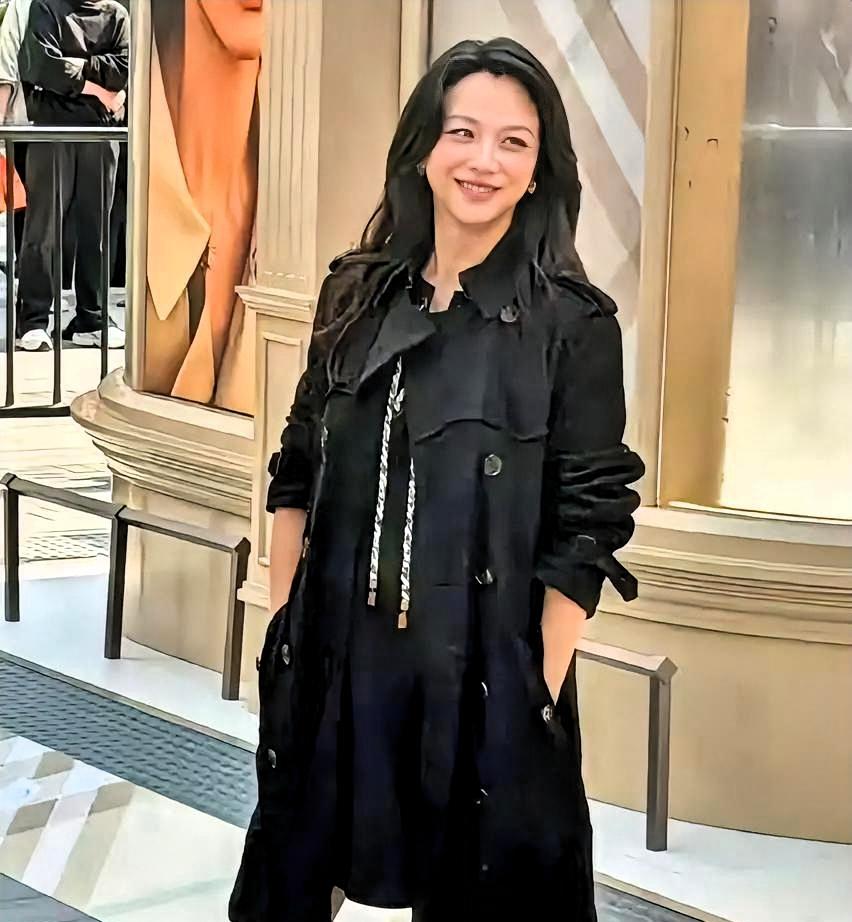 47岁汤唯挺孕肚现身上海，状态惊艳全网！4月27日，汤唯现身上海品牌活动，